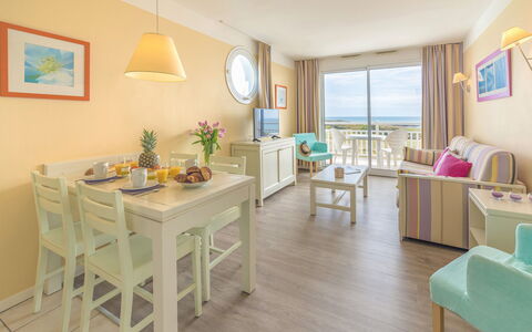 Chateau D'Olonne 649: Kamer, Eigendom, Meubilair, Gebouw, Interieur Ontwerp, Geel, Tafel, Huis, Verdieping, Onroerend Goed