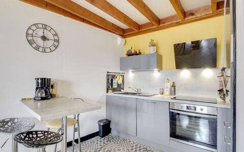 Emeuraude: Eigendom, Cabinetry, Countertop, Interieur Ontwerp, Verlichting, Tafel, Flooring, Architectuur, Hout, Verdieping