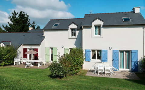 Crozon-Morgat 642: Lucht, Fabriek, Wolk, Gebouw, Eigendom, Venster, Huis, Deur, Boom, Land Lot