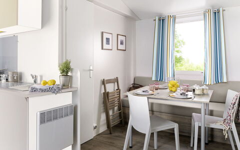 Argelès sur Mer 649: Meubilair, Kamer, Wit, Interieur Ontwerp, Eigendom, Eetkamer, Gebouw, Verdieping, Tafel, Geel