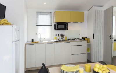 Camping la Plage 649.2: Kamer, Geel, Eigendom, Meubilair, Keuken, Countertop, Cabinetry, Interieur Ontwerp, Verdieping, Gebouw
