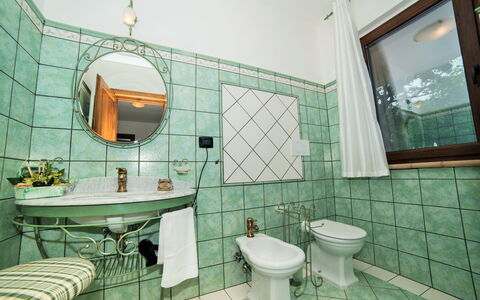 I Gigli di Montefiascone: Interieur Ontwerp, Flooring, Verdieping, Meubilair, Loodgieterswerkinrichting, Lichte Inrichting, Badkamer, Tegel, Kraan, Kamerplant