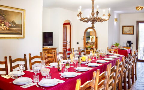 I Gigli di Montefiascone: Meubilair, Interieur Ontwerp, Tafel, Eetkamer, Tableware, Stoel, Plafond, Kamer, Keuken En Eettafel, Tafelkleed