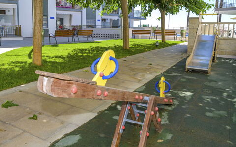 Costa Playa: Openbare Ruimte, Speelplaats, Menselijke Nederzetting, Tafel, Meubilair, Stad, Boom, Speeltoestel, Recreatie, Buitenmeubels