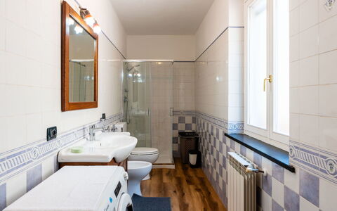 Samuele: Flooring, Verdieping, Loodgieterswerkinrichting, Interieur Ontwerp, Badkamer, Loodgieter, Tegel, Plafond, Wastafel, Kraan
