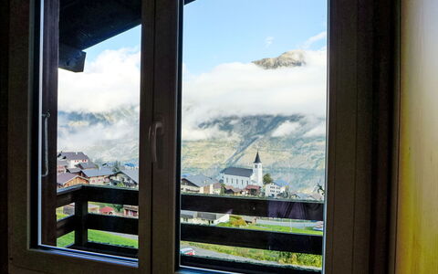 Chalet Ninette: Lucht, Wolk, Eigendom, Venster, Schaduw, Verlichting, Architectuur, Gebouw, Hout