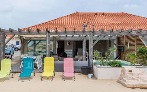 Les Baïnes: Lucht, Eigendom, Fabriek, Gebouw, Venster, Schaduw, Deur, Wolk, Stoel, Huis