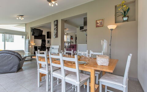 Les Baïnes: Tafel, Meubilair, Eigendom, Stoel, Hout, Verlichting, Fotolijst, Kamerplant, Huis, Gebouw