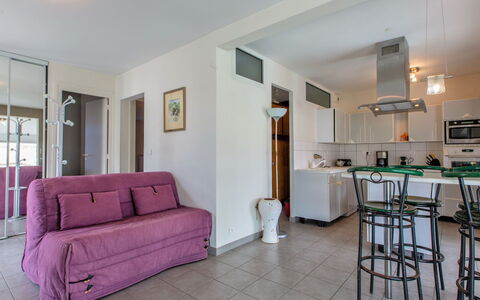 Les Baïnes: Meubilair, Tafel, Comfort, Hout, Bankstel, Verlichting, Fotolijst, Flooring, Verdieping, Woonkamer