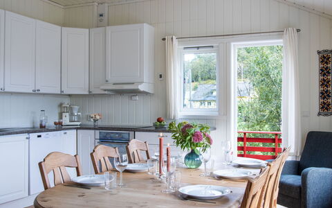 Fjordglytt: Meubilair, Tafel, Cabinetry, Eigendom, Countertop, Fabriek, Stoel, Hout, Interieur Ontwerp, Keuken