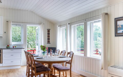 Fjordglytt: Meubilair, Tafel, Eigendom, Venster, Cabinetry, Azure, Hout, Interieur Ontwerp, Stoel