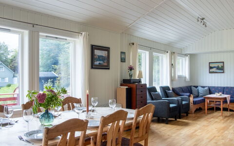 Fjordglytt: Tafel, Meubilair, Eigendom, Fabriek, Tableware, Venster, Stoel, Kamerplant, Gebouw, Fotolijst