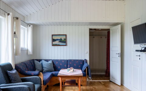 Fjordglytt: Eigendom, Gebouw, Comfort, Azure, Bankstel, Hout, Interieur Ontwerp, Verlichting, Tafel