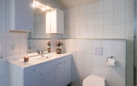 Fjordglytt: Cabinetry, Kraan, Wastafel, Loodgieterswerkinrichting, Countertop, Gebouw, Interieur Ontwerp, Verdieping, Lade, Badkamer