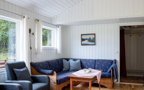 Fjordglytt: Bankstel, Eigendom, Gebouw, Tafel, Venster, Hout, Fabriek, Interieur Ontwerp, Comfort, Verlichting