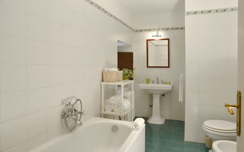 Casa Di Lilli: Badkamer, Loodgieterswerkinrichting, Interieur Ontwerp, Flooring, Muur, Wastafel In De Badkamer, Toilet, Verdieping, Wastafel, Kraan