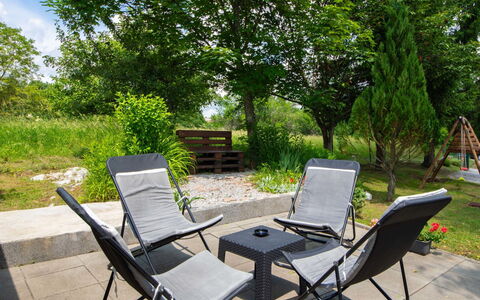 Tina: Fabriek, Meubilair, Blad, Stoel, Boom, Schaduw, Buitenmeubels, Hout, Interieur Ontwerp, Gras