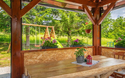 Tina: Fabriek, Bloem, Tafel, Gebouw, Venster, Bloempot, Hout, Kamerplant, Schaduw, Veranda