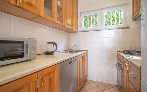 Iris: Cabinetry, Countertop, Gootsteen, Eigendom, Toestel Van De Keuken, Keuken, Fornuis, Gebouw, Wastafel, Huishoudapparatuur