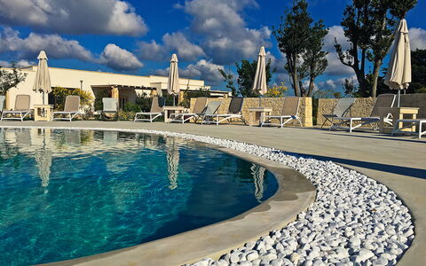Tenuta Vigna Corallo: Zwembad, Blauw, Lucht,  Dorf\, Eigendom, Water, Azure, Toerisme, Vakantie, Architectuur