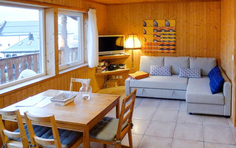 Sur Baselgia: Tafel, Meubilair, Eigendom, Fotolijst, Bankstel, Hout, Lamp, Verlichting, Interieur Ontwerp, Woonkamer