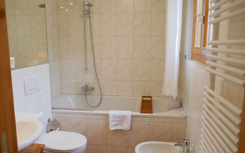 Samedan 7: Badkamer, Kamer, Eigendom, Tegel, Loodgieterswerkinrichting, Muur, Verdieping, Badkamer Accessoire, Interieur Ontwerp, Gebouw