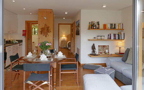 Samedan 7: Kamer, Meubilair, Interieur Ontwerp, Eigendom, Gebouw, Plafond, Tafel, Eetkamer, Woonkamer, Verlichting