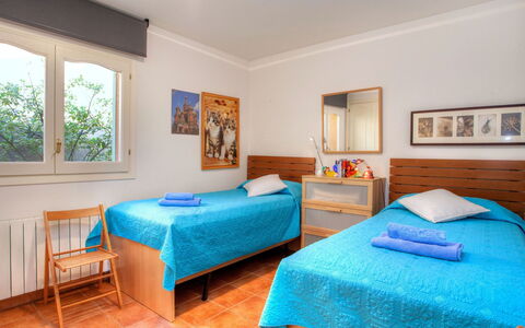 Gloria: Slaapkamer, Meubilair, Kamer, Eigendom, Bed, Laken, Interieur Ontwerp, Onroerend Goed, Bed Frame, Gebouw