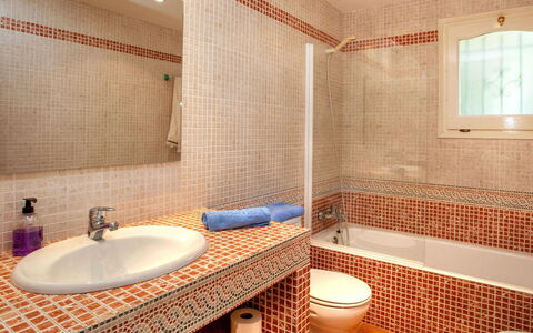 Gloria: Badkamer, Kamer, Eigendom, Tegel, Interieur Ontwerp, Onroerend Goed, Muur, Architectuur, Verdieping, Huis