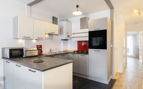Poséidon: Gebouw, Cabinetry, Countertop, Toestel Van De Keuken, Huishoudapparatuur, Fornuis, Hout, Keuken, Huis, Interieur Ontwerp