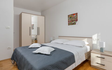 Villa Tonka: Slaapkamer, Bed, Meubilair, Kamer, Laken, Eigendom, Matras, Bed Frame, Verdieping, Bedding