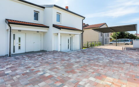 Villa Tonka: Lucht, Wolk, Gebouw, Fabriek, Weg Oppervlak, Venster, Huis, Asfalt, Land Lot