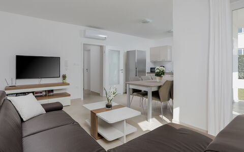 Villa Tonka: Woonkamer, Meubilair, Kamer, Interieur Ontwerp, Eigendom, Wit, Verdieping, Gebouw, Tafel, Huis