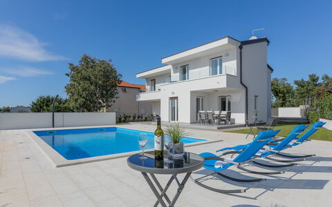 Villa Tonka: Lucht, Eigendom, Zwembad, Azure, Gebouw, Buitenmeubels, Schaduw, Venster, Boom, Vrije Tijd