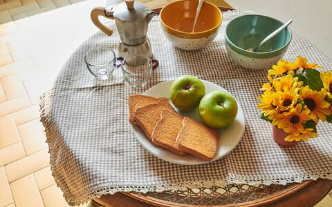 Charlie: Voedsel, Tableware, Tafel, Dishware, Bord, Ingrediënt, Drinkware, Serveware, Tafelkleed