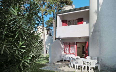 Lignano Sabbiadoro 642: Fabriek, Lucht, Eigendom, Gebouw, Venster, Stoel, Boom, Schaduw, Onroerend Goed, Facade