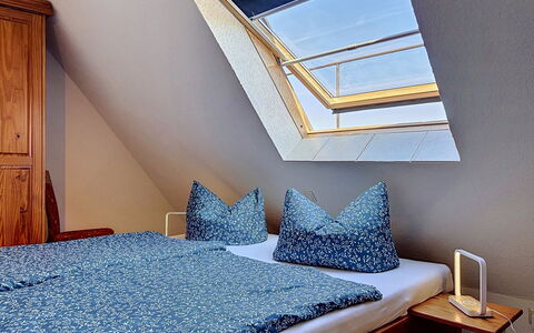Fip-Ferienpark (Insel Poel): Slaapkamer, Bedding, Bed, Linens, Laken, Hoofdkussen, Bed Frame, Kussen Gooien, Hardwood, Daylighting