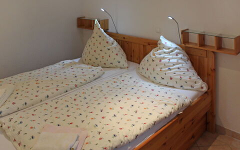 Villa Meike (Insel Poel): Bed, Slaapkamer, Meubilair, Matras, Laken, Kamer, Eigendom, Bed Frame, Bedding, Matras