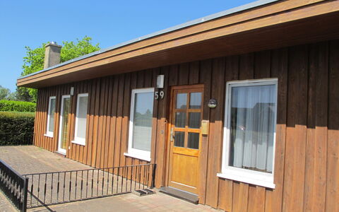 Villa Meike (Insel Poel): Eigendom, Lucht, Venster, Hout, Schaduw, Verblijf, Boom, Deur, Siding, Beits