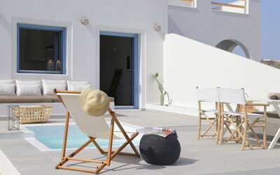 Oia, Santorini 1: Meubilair, Eigendom, Stoel, Huis, Interieur Ontwerp, Kamer, Ontwerp, Klapstoel, Architectuur, Huis