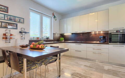 Salamander: Countertop, Meubilair, Cabinetry, Eigendom, Tafel, Hout, Keuken, Interieur Ontwerp, Venster, Flooring
