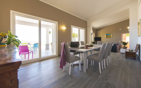 Villa Di Sofia: Kamer, Eigendom, Gebouw, Verdieping, Houten Vloer, Meubilair, Interieur Ontwerp, Eetkamer, Hardwood, Onroerend Goed