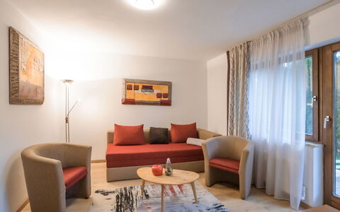 Zell am See 678: Meubilair, Tafel, Bankstel, Comfort, Fotolijst, Gordijn, Hout, Interieur Ontwerp, Gebouw, Flooring