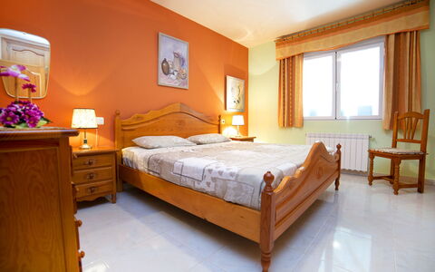 Lucien Marie: Slaapkamer, Meubilair, Bed, Kamer, Laken, Eigendom, Matras, Bed Frame, Interieur Ontwerp, Bedding