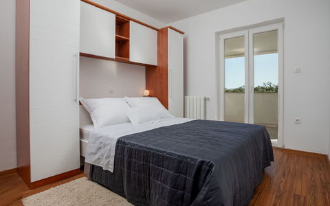 Poreč Nova Vas 107: Slaapkamer, Bed, Meubilair, Kamer, Laken, Eigendom, Matras, Bed Frame, Verdieping, Interieur Ontwerp