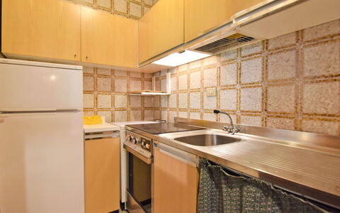 Madonna di Campiglio 300: Eigendom, Kamer, Countertop, Cabinetry, Keuken, Interieur Ontwerp, Gebouw, Meubilair, Geel, Tegel