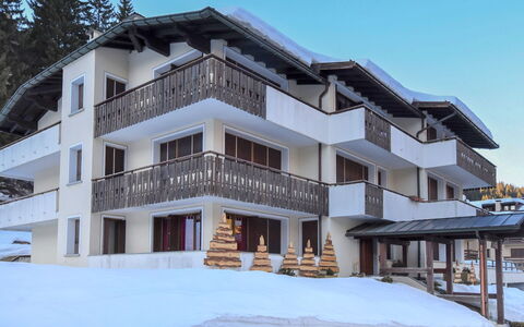 Madonna di Campiglio 300: Lucht, Sneeuw, Gebouw, Venster, Boom, Woongebied, Facade, Onroerend Goed, Commercieel Gebouw, Schaduw