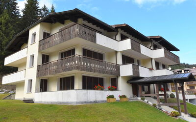 Madonna di Campiglio 300: Lucht, Gebouw, Eigendom, Wolk, Fabriek, Venster, Land Lot, Boom, Stedelijk Ontwerp, Condominium