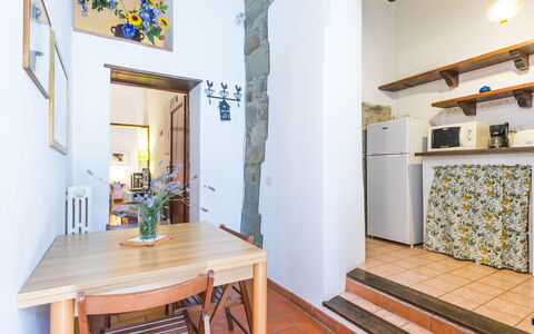 Ridaldi: Tafel, Eigendom, Meubilair, Cabinetry, Azure, Hout, Interieur Ontwerp, Stoel, Flooring, Verdieping