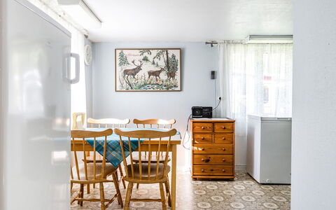 Bredasjö: Meubilair, Cabinetry, Tafel, Stoel, Gebouw, Lade, Hout, Fotolijst, Interieur Ontwerp, Venster